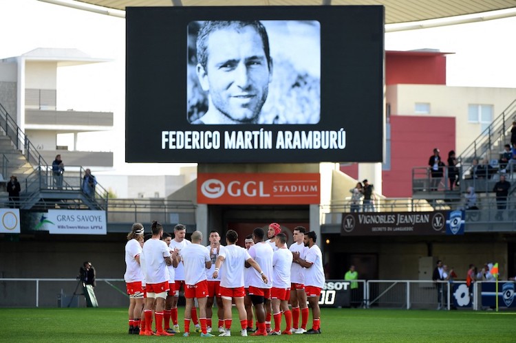 Hommage des joueurs de Biarritz à Federico Martin Aramburu