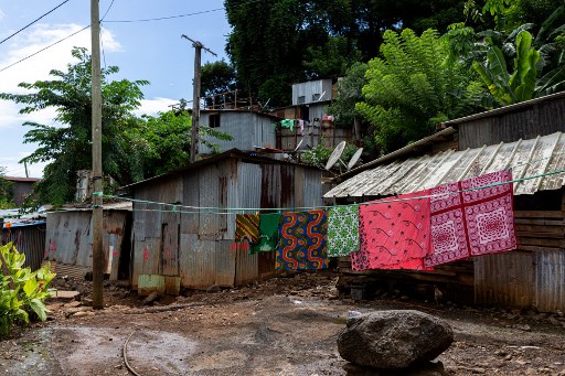 Talus 2, un bidonville à Majicavo, au nord de l'île de Mayotte, visé par l'opération Wuambushu. Les maisons devant être détruites ont été marquées Crédit photos : Morgan Fache / AFP
