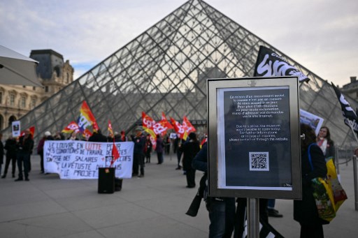FILES-FRANCE-CULTURE-TOURISM-LOUVRE-STRIKE