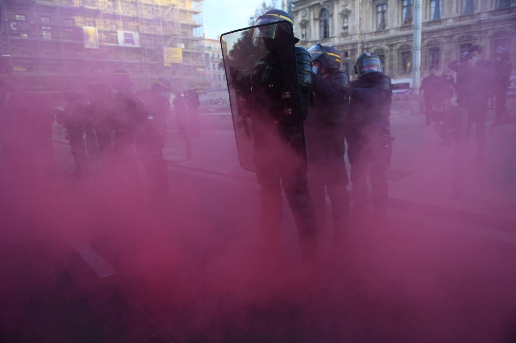 Des CRS lors d'une manifestation des Gilets jaunes, à Paris en 2020.
