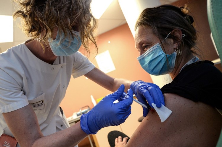 FRANCE-HEALTH-VIRUS-VACCINE-NURSE