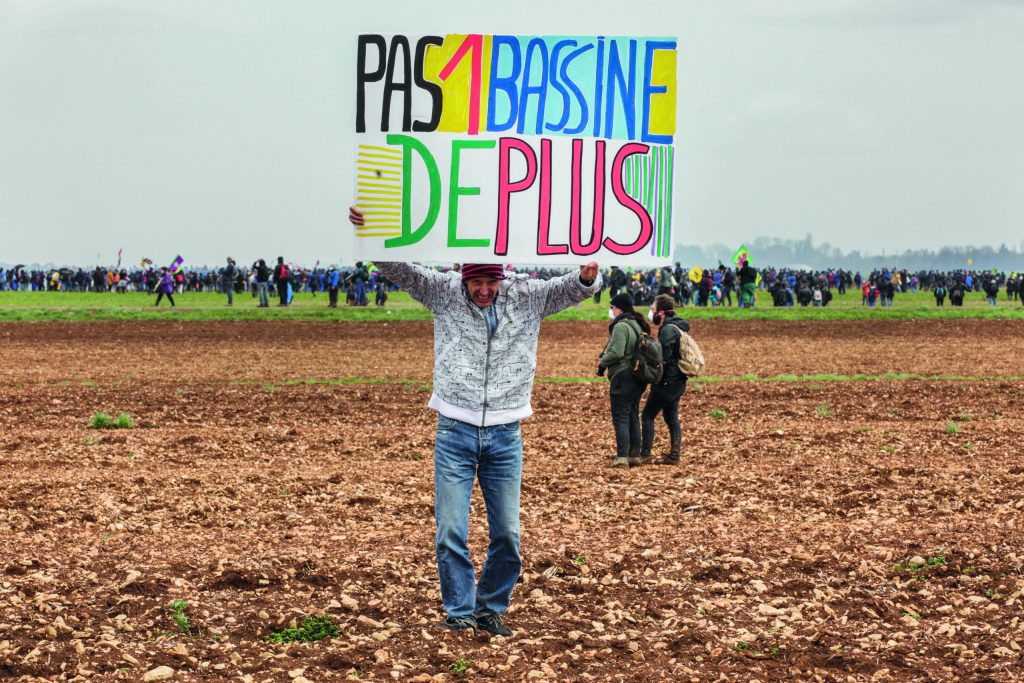 Rassemblement contre la construction de mégabassines à Sainte-Soline.