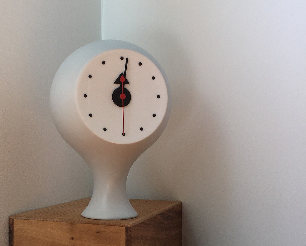 1024px-Ceramic_Clock_Model_1_Vitra