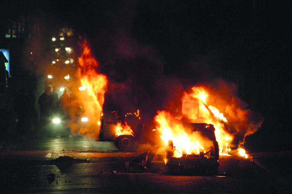 Clichy-sous-Bois, le 28 octobre 2005. Dans un contexte politique tendu, la mort de deux adolescents enflamme la colère de la jeunesse.