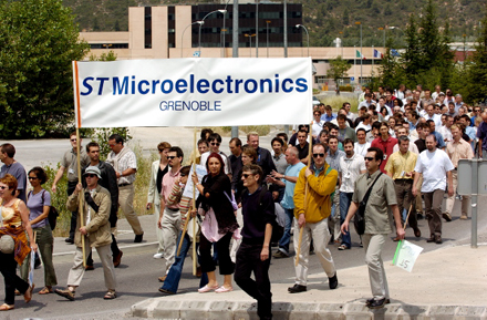 Le fabricant franco-italien de semi-conducteurs ST Microelectronics se prépare à diminuer de 6 % sa masse salariale, soit environ 3 000 emplois.