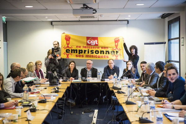 Seance de renegociation de l' assurance chomage.