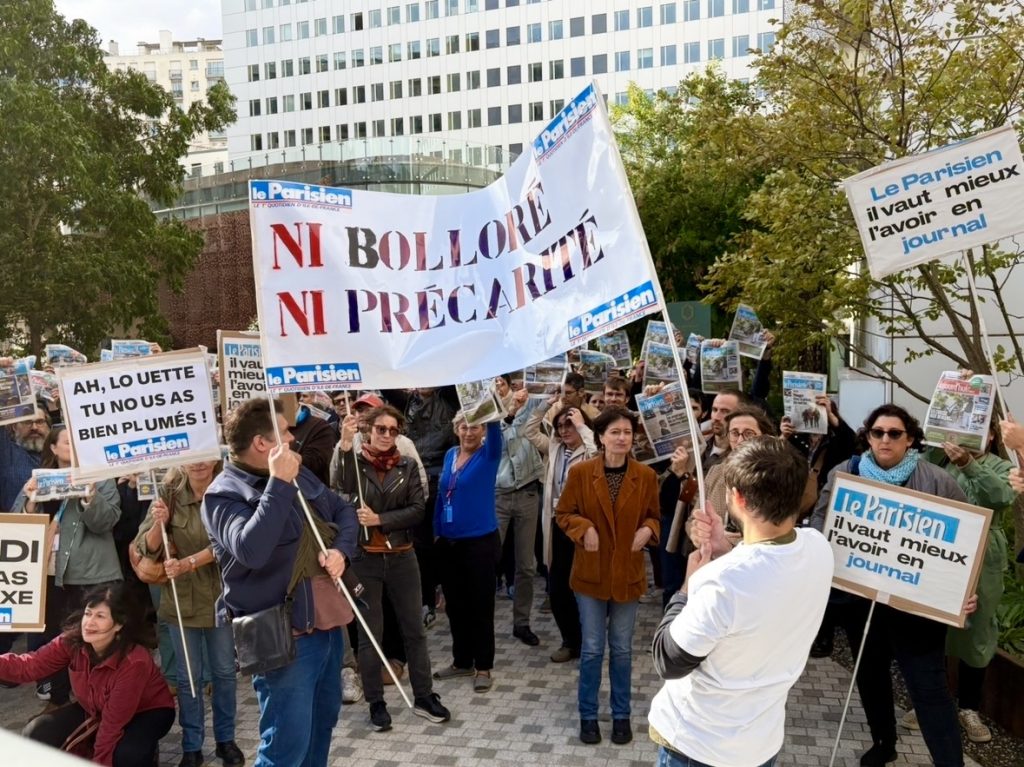 Les salariés du Parisien se sont rassemblés le 22 septembre, devant le siège du quotidien régional, à Paris.