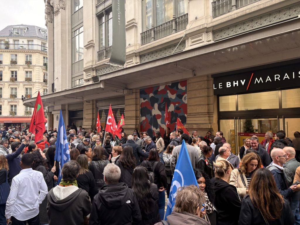 Ce 10 octobre, les salariés du BHV se sont mis en grève pour protester contre l’arrivée de Shein, et plus largement contre la dégradation de leurs conditions de travail depuis la reprise du magasin par Frédéric Merlin.