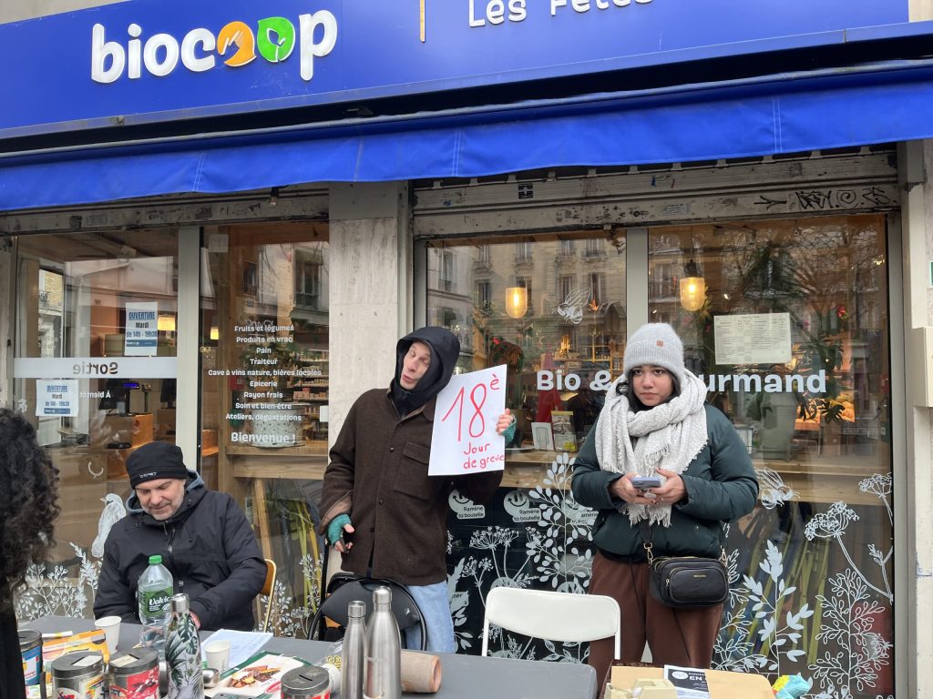 Des salariés en grève du Biocoop des Fêtes.