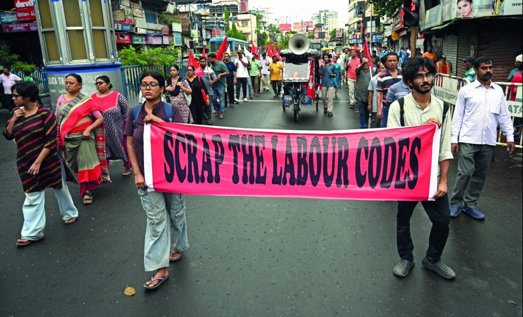 Manifestation de syndicalistes a Calcutta, Inde le 9 juillet 2025, grève nationale contre les réformes visant à assouplir le droit du travail et pour la privatisation des services publics – au détriment des droits des travailleurs indiens.