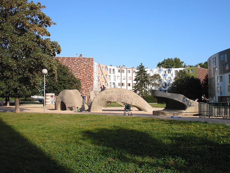 Le quartier de la Grande Borne, à Grigny (Essonne), est emblématique des politiques de construction de HLM des années 1960 et 1970.