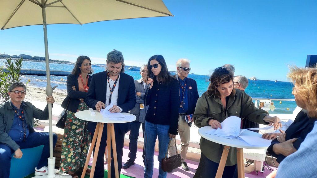 Signature de l'accord VHSS avec Anna Mouglalis