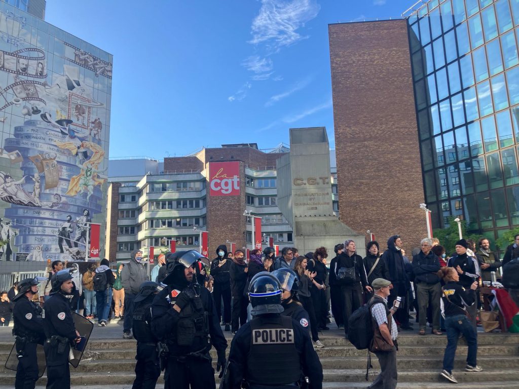 10 septembre 2025 devant le siège de la CGT à Montreuil. Photo Sarah Delattre